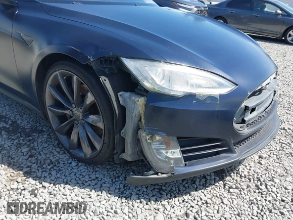 2013 Tesla Model S Performance z VIN 5YJSA1DP2DFP06669, wystawiony jako IAAI lot #42161357 z przebiegiem 177 710 mil mil oraz . Historia ofert i sprzedaży dostępna na DreamBid. Obrazek 6.