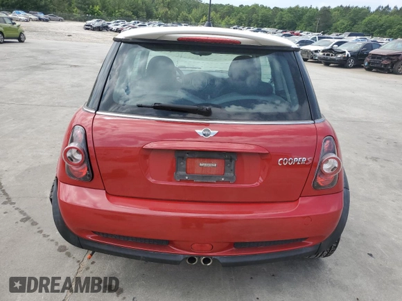 2006 MINI Hardtop S z VIN WMWRE33586TJ35233, wystawiony jako Copart lot #55118115 z przebiegiem 126 066 mil mil oraz Szkoda całkowita • Salvage title. Historia ofert i sprzedaży dostępna na DreamBid. Obrazek 6.
