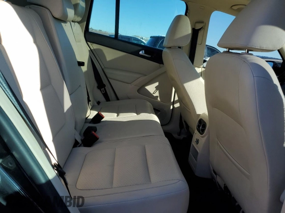 2015 Volkswagen Tiguan SE z VIN WVGBV7AX9FW516731, wystawiony jako Copart lot #49508815 z przebiegiem 172 072 mil mil oraz Szkoda całkowita • Salvage title. Historia ofert i sprzedaży dostępna na DreamBid. Obrazek 10.