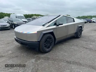 2024 Tesla Cybertruck с VIN 7G2CEHED5RA016390, выставлен на аукционе Copart как лот 61904105 с пробегом 10 211 миль миль и Чистый • Clean title. История ставок и продаж доступна на DreamBid. Изображение 1.