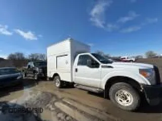 2013 Ford F-250 XL z VIN 1FDBF2B6XDEB43045, wystawiony jako IAAI lot #42511129 z przebiegiem 607 408 mil mil oraz . Historia ofert i sprzedaży dostępna na DreamBid. Obrazek 2.