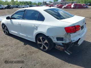 2014 Volkswagen Jetta SE z VIN 3VWD17AJ2EM201544, wystawiony jako IAAI lot #42190501 z przebiegiem 160 137 mil mil oraz . Historia ofert i sprzedaży dostępna na DreamBid. Obrazek 3.