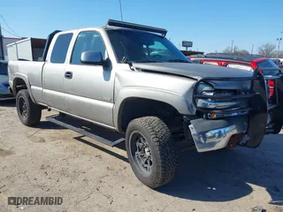 2000 Chevrolet Silverado 2500 LT with VIN 1GCGK29U1YE263011, listed as a IAAI auction lot 41634632 with 179,346 mi miles. Bid and sale history available at carsss.com. Image 1.