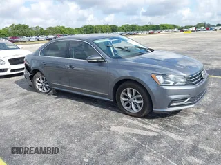 2017 Volkswagen Passat S z VIN 1VWAT7A34HC032082, wystawiony jako IAAI lot #42191421 z przebiegiem 148 504 mil mil oraz . Historia ofert i sprzedaży dostępna na DreamBid. Obrazek 1.