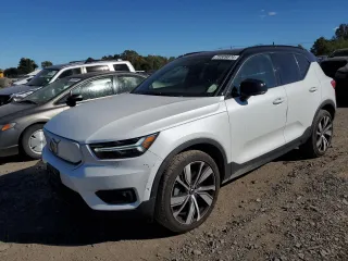 2022 Volvo XC40 Twin Plus z VIN YV4ED3UR7N2703236, wystawiony jako Copart lot #75509874 z przebiegiem 22 533 mil mil oraz Szkody całkowita. Historia ofert i sprzedaży dostępna na DreamBid. Obrazek 1.