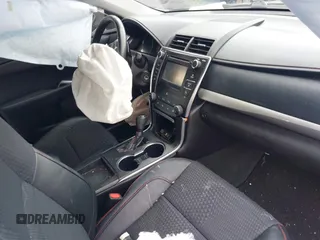 2015 Toyota Camry XLE z VIN 4T1BF1FK3FU960674, wystawiony jako IAAI lot #41721182 z przebiegiem 96 300 mil mil oraz . Historia ofert i sprzedaży dostępna na DreamBid. Obrazek 5.