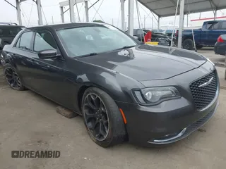 2019 Chrysler 300 S z VIN 2C3CCABGXKH708182, wystawiony jako IAAI lot #41885720 z przebiegiem 88 871 mil mil oraz . Historia ofert i sprzedaży dostępna na DreamBid. Obrazek 1.