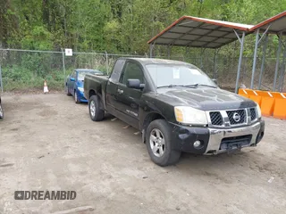2006 Nissan Titan SE z VIN 1N6BA06B26N546547, wystawiony jako IAAI lot #42080790 z przebiegiem 235 362 mil mil oraz . Historia ofert i sprzedaży dostępna na DreamBid. Obrazek 1.