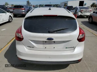 2013 Ford Focus Electric z VIN 1FADP3R47DL353527, wystawiony jako Copart lot #51184724 z przebiegiem 57 020 mil mil oraz Szkody całkowita. Historia ofert i sprzedaży dostępna na DreamBid. Obrazek 6.