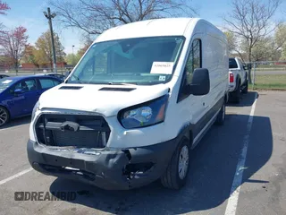 2024 Ford Transit Cargo z VIN 1FTBR1C84RKA39388, wystawiony jako IAAI lot #42069825 z przebiegiem 20 851 mil mil oraz . Historia ofert i sprzedaży dostępna na DreamBid. Obrazek 2.