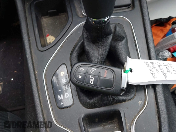 2019 Jeep Cherokee Latitude Plus z VIN 1C4PJLLB7KD129696, wystawiony jako IAAI lot #42001987 z przebiegiem 94 366 mil mil oraz . Historia ofert i sprzedaży dostępna na DreamBid. Obrazek 11.