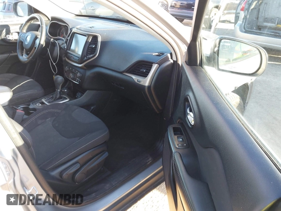 2016 Jeep Cherokee Latitude with VIN 1C4PJMCBXGW118161, listed as a IAAI auction lot 41686583 with 183,431 mi miles. Bid and sale history available at carsss.com. Image 5.