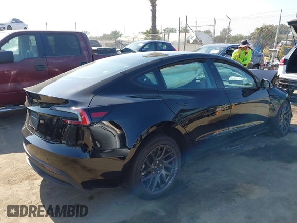 2025 Tesla Model 3 Long Range z VIN 5YJ3E1EA3SF981743, wystawiony jako IAAI lot #42352588 z przebiegiem Nie podano mil oraz . Historia ofert i sprzedaży dostępna na DreamBid. Obrazek 4.