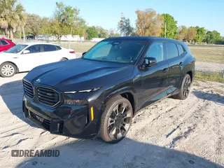 2024 BMW XM z VIN 5YM23CS0XR9U58952, wystawiony jako IAAI lot #41781429 z przebiegiem 8621 mil mil oraz . Historia ofert i sprzedaży dostępna na DreamBid. Obrazek 2.