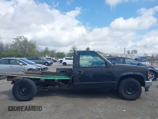 1994 Chevrolet Silverado 2500 z VIN 1GCFC24K6RE155578, wystawiony jako IAAI lot #42062238 z przebiegiem 303 962 mil mil oraz . Historia ofert i sprzedaży dostępna na DreamBid. Obrazek 13.