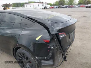 2023 Tesla Model Y Performance z VIN 7SAYGDEF7PF663387, wystawiony jako IAAI lot #42129258 z przebiegiem 42 691 mil mil oraz . Historia ofert i sprzedaży dostępna na DreamBid. Obrazek 6.