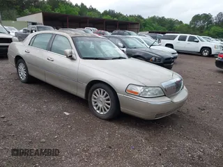 2004 Lincoln Town Car Signature z VIN 1LNHM81W74Y631033, wystawiony jako IAAI lot #42083904 z przebiegiem 260 818 mil mil oraz . Historia ofert i sprzedaży dostępna na DreamBid. Obrazek 1.