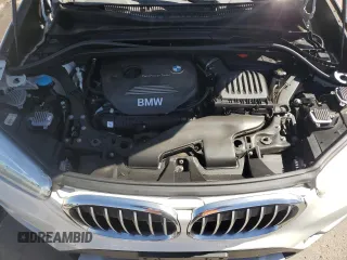 2017 BMW X1 xDrive28i z VIN WBXHT3Z36H4A55751, wystawiony jako Copart lot #56922145 z przebiegiem 62 760 mil mil oraz Szkoda całkowita • Salvage title. Historia ofert i sprzedaży dostępna na DreamBid. Obrazek 12.