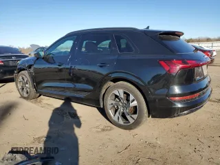 2022 Audi e-tron Premium z VIN WA1AAAGE3NB030477, wystawiony jako Copart lot #45118825 z przebiegiem 59 393 mil mil oraz Szkody całkowita. Historia ofert i sprzedaży dostępna na DreamBid. Obrazek 2.