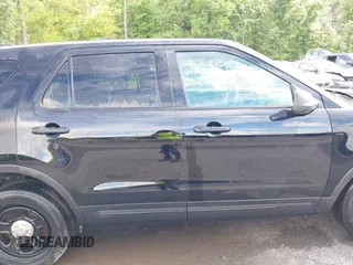 2018 Ford Police Interceptor Utility z VIN 1FM5K8AR4JGB93026, wystawiony jako IAAI lot #41975110 z przebiegiem 104 386 mil mil oraz . Historia ofert i sprzedaży dostępna na DreamBid. Obrazek 14.