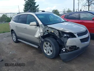 2011 Chevrolet Traverse 1LT z VIN 1GNKRGED6BJ132445, wystawiony jako IAAI lot #42156180 z przebiegiem 144 929 mil mil oraz . Historia ofert i sprzedaży dostępna na DreamBid. Obrazek 1.
