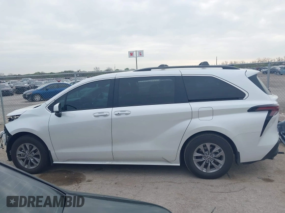 2025 Toyota Sienna XLE with VIN 5TDYRKECXSS230300, listed as a IAAI auction lot 41898171 with 4,008 mi miles. Bid and sale history available at carsss.com. Image 15.