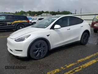 2024 Tesla Model Y Long Range z VIN 7SAYGAEEXRF205030, wystawiony jako Copart lot #56902765 z przebiegiem 9 751 mil mil oraz Szkoda całkowita • Salvage title. Historia ofert i sprzedaży dostępna na DreamBid. Obrazek 1.
