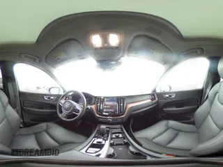2024 Volvo XC60 Plus Dark Theme z VIN YV4L12RL5R1885058, wystawiony jako IAAI lot #42167034 z przebiegiem 25 886 mil mil oraz . Historia ofert i sprzedaży dostępna na DreamBid. Obrazek 18.
