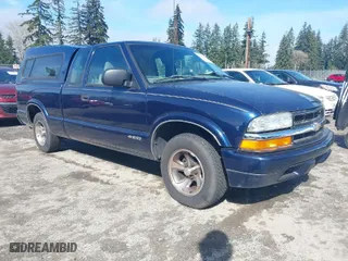 2001 Chevrolet S-10 LS with VIN 1GCCS19WX18259344, listed as a IAAI auction lot 41885132 with 77,628 mi miles. Bid and sale history available at carsss.com. Image 1.
