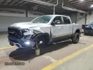 2022 Ram 1500 Rebel z VIN 1C6SRFLT1NN258780, wystawiony jako Copart lot #53040405 z przebiegiem 27 307 mil mil oraz Szkoda całkowita • Salvage title. Historia ofert i sprzedaży dostępna na DreamBid. Obrazek 1.