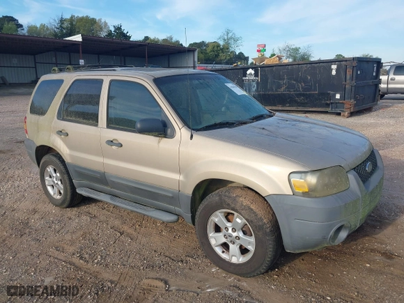 2007 Ford Escape XLT with VIN 1FMYU03187KB17315, listed as a IAAI auction lot 41864785 with 199,225 mi miles. Bid and sale history available at carsss.com. Image 1.