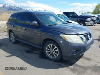 2014 Nissan Pathfinder SV with VIN 5N1AR2MN3EC673409, listed as a IAAI auction lot 42061982 with 136,611 mi miles. Bid and sale history available at carsss.com. Image 1.