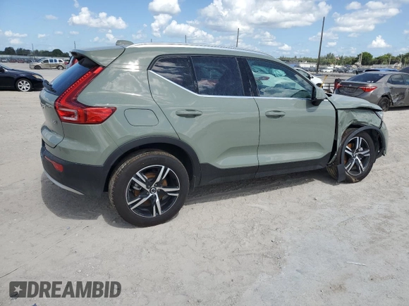 2025 Volvo XC40 Core Bright Theme z VIN YV4L12UJ4S2520540, wystawiony jako Copart lot #60871675 z przebiegiem 5 949 mil mil oraz Szkoda całkowita • Salvage title. Historia ofert i sprzedaży dostępna na DreamBid. Obrazek 3.