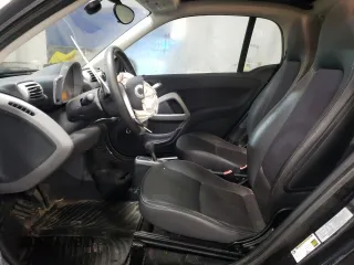 2009 Smart fortwo Pure z VIN WMEEJ31X69K258431, wystawiony jako Copart lot #43870485 z przebiegiem 64 935 mil mil oraz Szkoda całkowita • Salvage title. Historia ofert i sprzedaży dostępna na DreamBid. Obrazek 7.