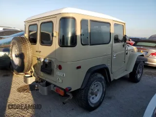 1977 Toyota Land Cruiser z VIN FJ40251338, wystawiony jako Copart lot #74954094 z przebiegiem 83 230 mil mil oraz Szkoda całkowita • Salvage title. Historia ofert i sprzedaży dostępna na DreamBid. Obrazek 3.