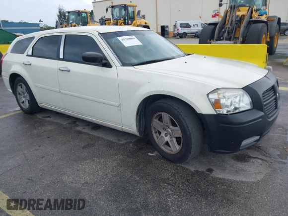 2005 Dodge Magnum SE with VIN 2D4FV48V55H680003, listed as a IAAI auction lot 41720084 with 239,029 mi miles. Bid and sale history available at carsss.com. Image 1.