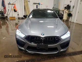 2022 BMW M8 Competition z VIN WBSGV0C02NCH36032, wystawiony jako Copart lot #45772865 z przebiegiem 33 647 mil mil oraz Szkoda całkowita • Salvage title. Historia ofert i sprzedaży dostępna na DreamBid. Obrazek 5.