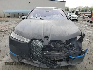 2023 BMW iX xDrive50 z VIN WB523CF00PCL83127, wystawiony jako Copart lot #49927914 z przebiegiem Nie podano mil oraz . Historia ofert i sprzedaży dostępna na DreamBid. Obrazek 5.