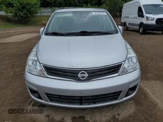 2011 Nissan Versa S z VIN 3N1BC1CP6BL402628, wystawiony jako Copart lot #60285555 z przebiegiem 109 562 mil mil oraz Czysty tytuł • Clean title. Historia ofert i sprzedaży dostępna na DreamBid. Obrazek 5.