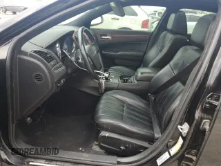 2014 Chrysler 300 S z VIN 2C3CCABG1EH336848, wystawiony jako Copart lot #50822875 z przebiegiem 75 204 mil mil oraz Szkody całkowita. Historia ofert i sprzedaży dostępna na DreamBid. Obrazek 7.