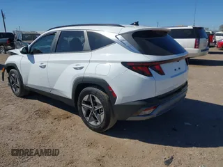 2025 Hyundai Tucson SEL z VIN 5NMJB3DE1SH467162, wystawiony jako IAAI lot #41851533 z przebiegiem 5 445 mil mil oraz . Historia ofert i sprzedaży dostępna na DreamBid. Obrazek 3.
