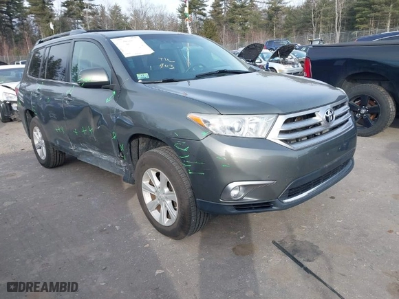 2011 Toyota Highlander with VIN 5TDBK3EH0BS065899, listed as a IAAI auction lot 41281584 with 177,497 mi miles. Bid and sale history available at carsss.com. Image 1.