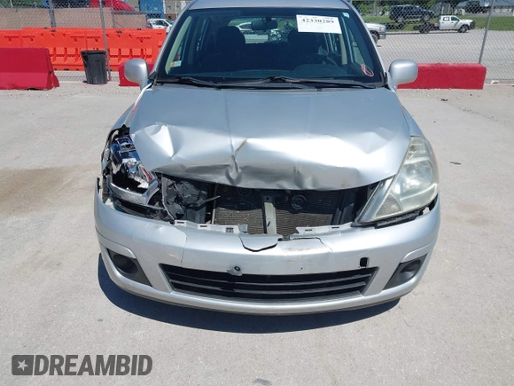 2008 Nissan Versa S z VIN 3N1BC13EX8L385937, wystawiony jako IAAI lot #42330289 z przebiegiem 131 178 mil mil oraz . Historia ofert i sprzedaży dostępna na DreamBid. Obrazek 6.
