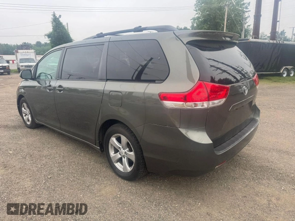 2013 Toyota Sienna LE AAS z VIN 5TDKK3DCXDS361554, wystawiony jako Copart lot #60774985 z przebiegiem 204 462 mil mil oraz Czysty tytuł • Clean title. Historia ofert i sprzedaży dostępna na DreamBid. Obrazek 3.