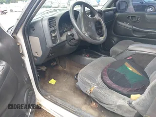 1998 Chevrolet Blazer LS z VIN 1GNDT13W8W2221235, wystawiony jako IAAI lot #42306008 z przebiegiem 245 556 mil mil oraz . Historia ofert i sprzedaży dostępna na DreamBid. Obrazek 5.