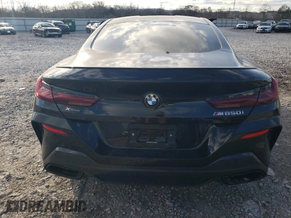 2022 BMW 8 Series M850i xDrive z VIN WBABC4C01NCJ64525, wystawiony jako Copart lot #83996594 z przebiegiem Nie podano mil oraz Szkoda całkowita • Salvage title. Historia ofert i sprzedaży dostępna na DreamBid. Obrazek 6.