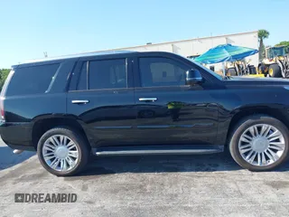 2020 Cadillac Escalade Luxury z VIN 1GYS4BKJ9LR287363, wystawiony jako IAAI lot #42323765 z przebiegiem 44 057 mil mil oraz . Historia ofert i sprzedaży dostępna na DreamBid. Obrazek 13.