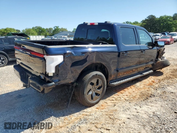 2024 Ford F-150 Lightning Lariat z VIN 1FT6W5L7XRWG09914, wystawiony jako Copart lot #52040985 z przebiegiem 2 588 mil mil oraz Szkoda całkowita • Salvage title. Historia ofert i sprzedaży dostępna na DreamBid. Obrazek 3.