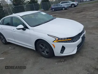 2023 Kia K5 LXS z VIN 5XXG14J25PG199722, wystawiony jako IAAI lot #41957187 z przebiegiem 38 395 mil mil oraz . Historia ofert i sprzedaży dostępna na DreamBid. Obrazek 1.