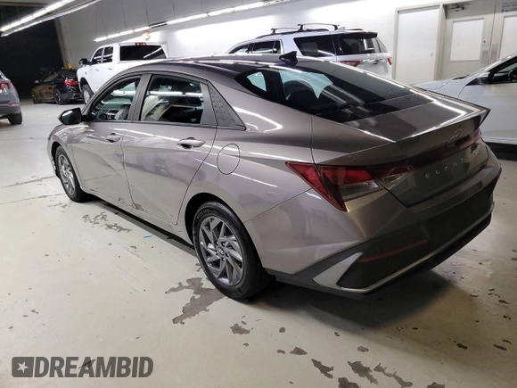 2024 Hyundai Elantra SEL z VIN KMHLM4DG4RU636275, wystawiony jako IAAI lot #42853008 z przebiegiem 32 964 mil mil oraz . Historia ofert i sprzedaży dostępna na DreamBid. Obrazek 3.